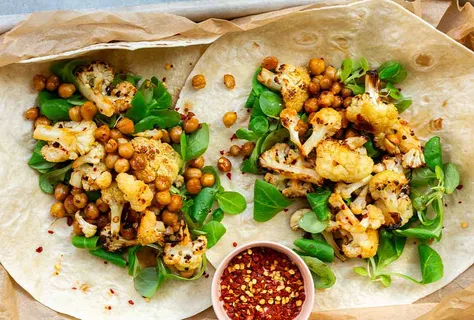 Wraps med blomkål og kikærter i chili-lime-sojadressing