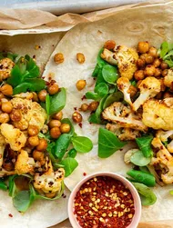 Wraps med blomkål og kikærter i chili-lime-sojadressing