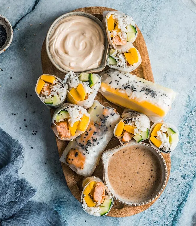 Rispapirruller med bagt laks, mango & ris