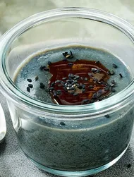 Vegansk panna cotta med sort tahin