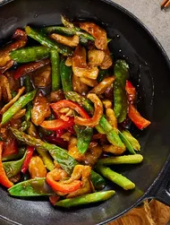 Wokstegt kylling og asparges i en sauce med appelsin, ingefær og soja