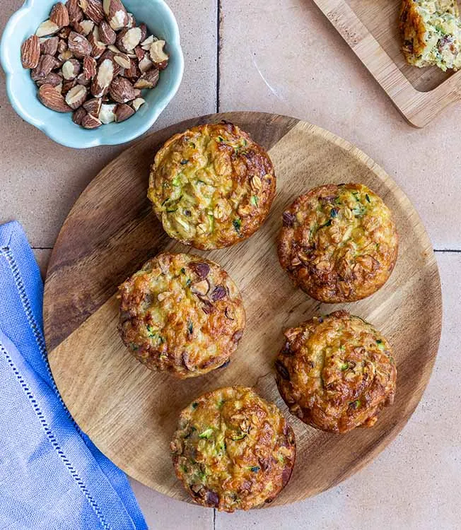 Madmuffins med squash, hakkede mandler, soja og revet ost