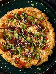 Okonomiyaki med surkål og rosinsauce