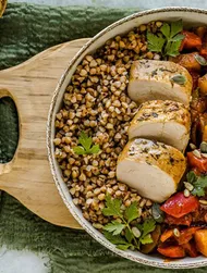 Velsmagende boghvede-bowl med stegt svinemørbrad og paprika-pebersauce