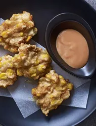 Tempura-kager med tun og majs