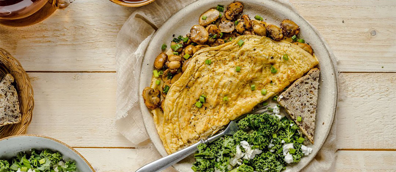 Omelet med svampe, grønkål og feta