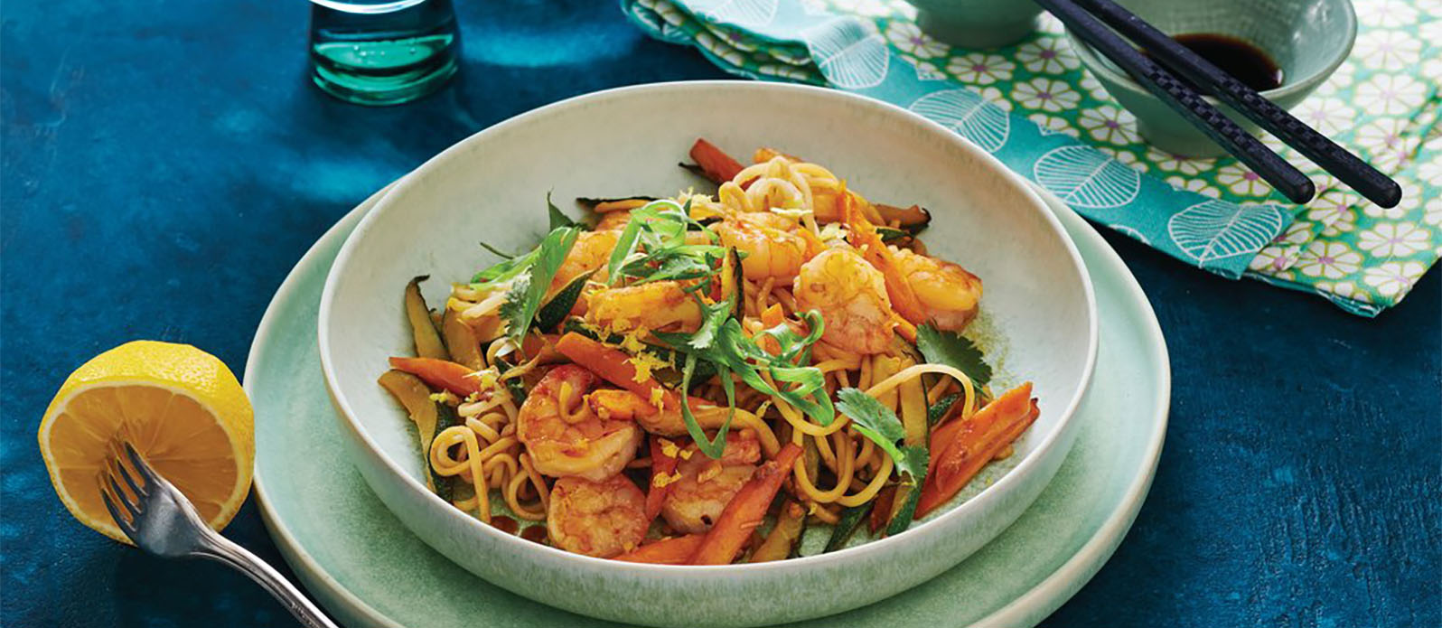 Stegte nudler med rejer og grøntsager